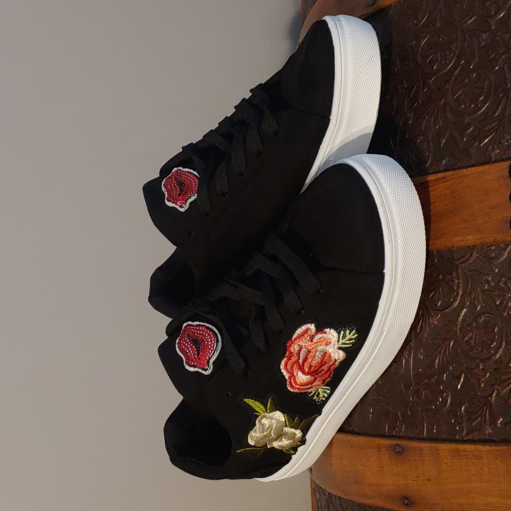 💋Clearout - black canvas kicks with embroidered flowers & sequenced lips